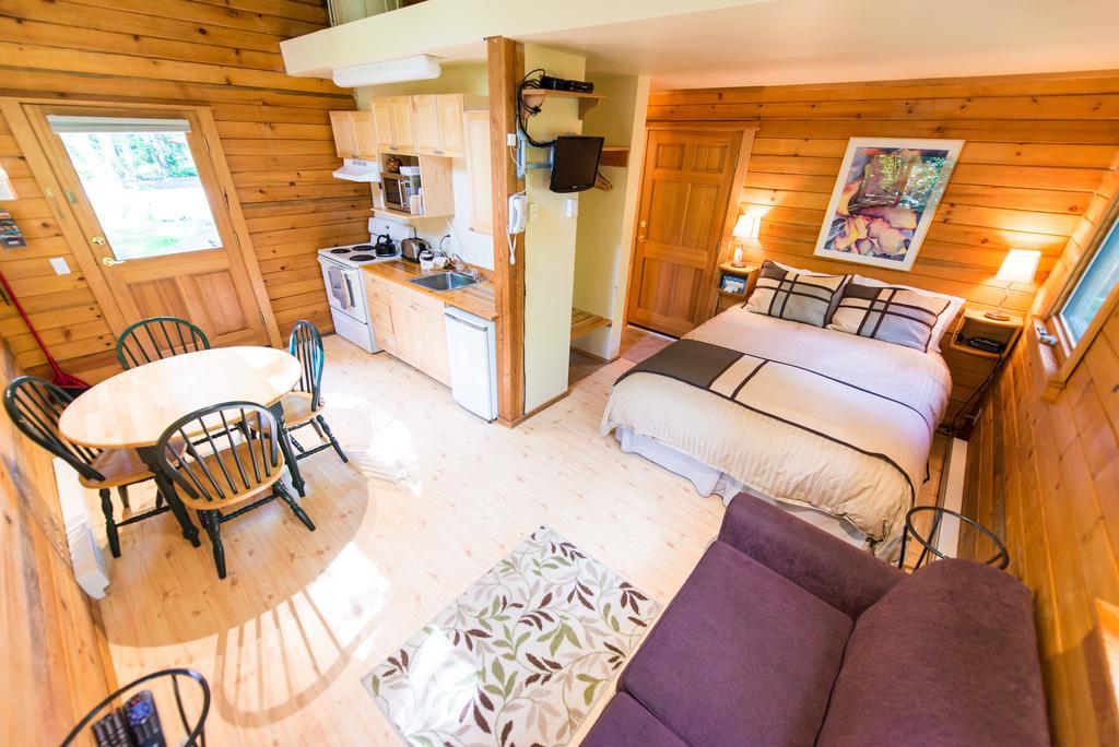 Across The Creek Cabins Clearwater Exterior photo